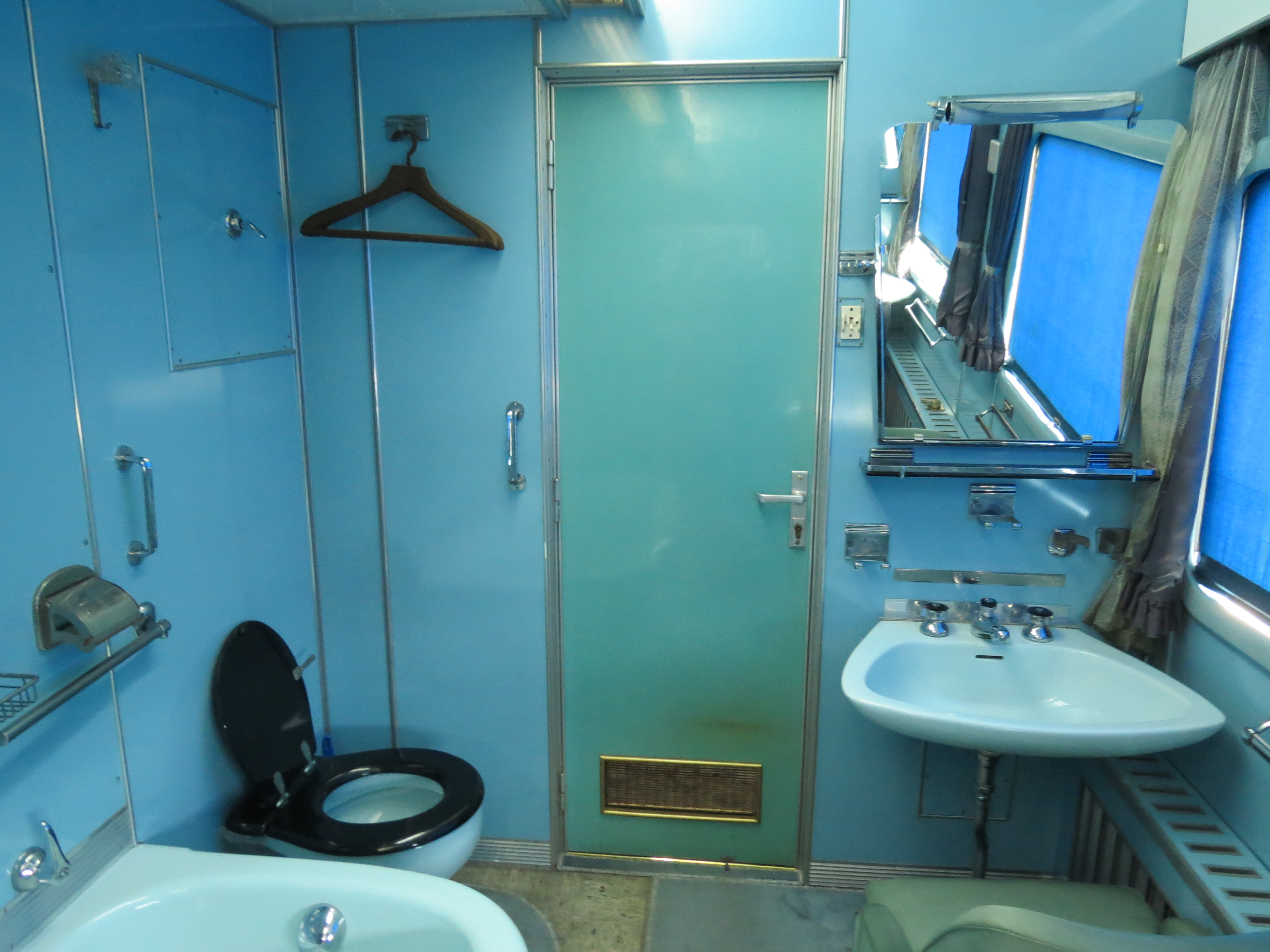 Bathroom_in_the_Blue_Tito_Train_(3)